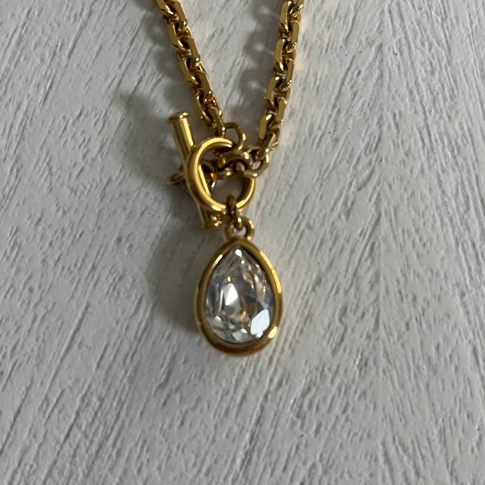 Elegant Gold Necklace with Teardrop Pendant - Picture 3 of 4